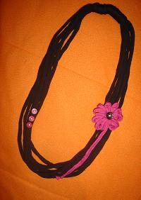 Fio preto com flor rosa e botões rosa e preto: 4.00 trapilhices